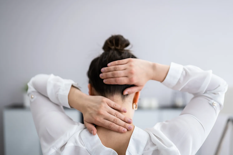WIN_25_Table_Lessons_Getty_Images_Teaser A woman holding her back and back of her head.