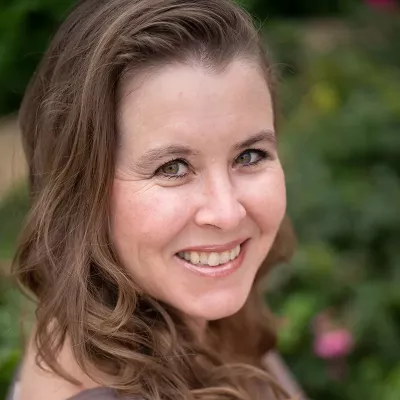 Portrait of Jennifer Telford.