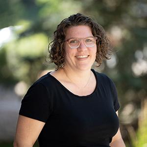 headshot of Amy Rowe in black shirt